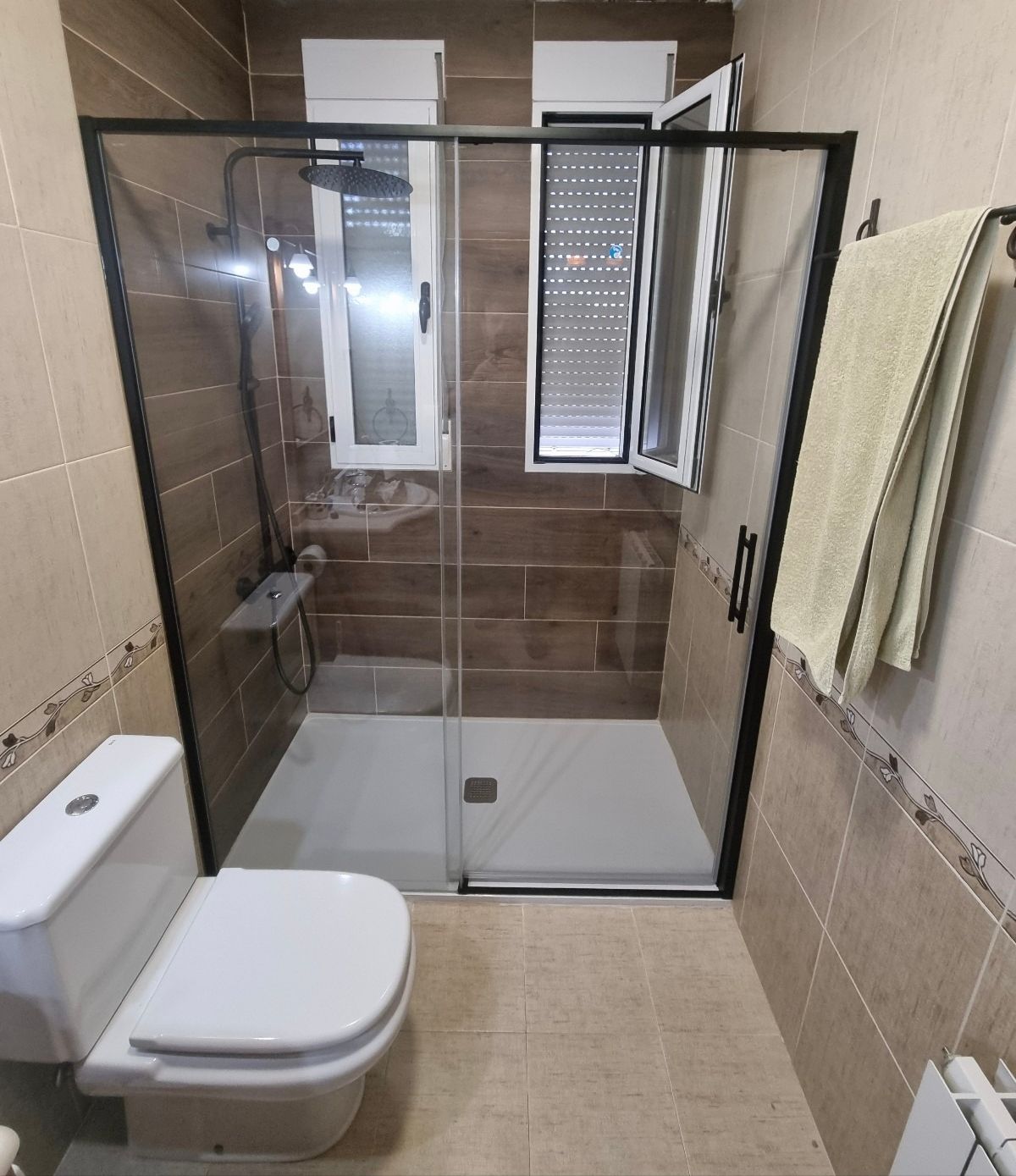 Baño con ducha y mampara reformado en Albacete por DCELITE