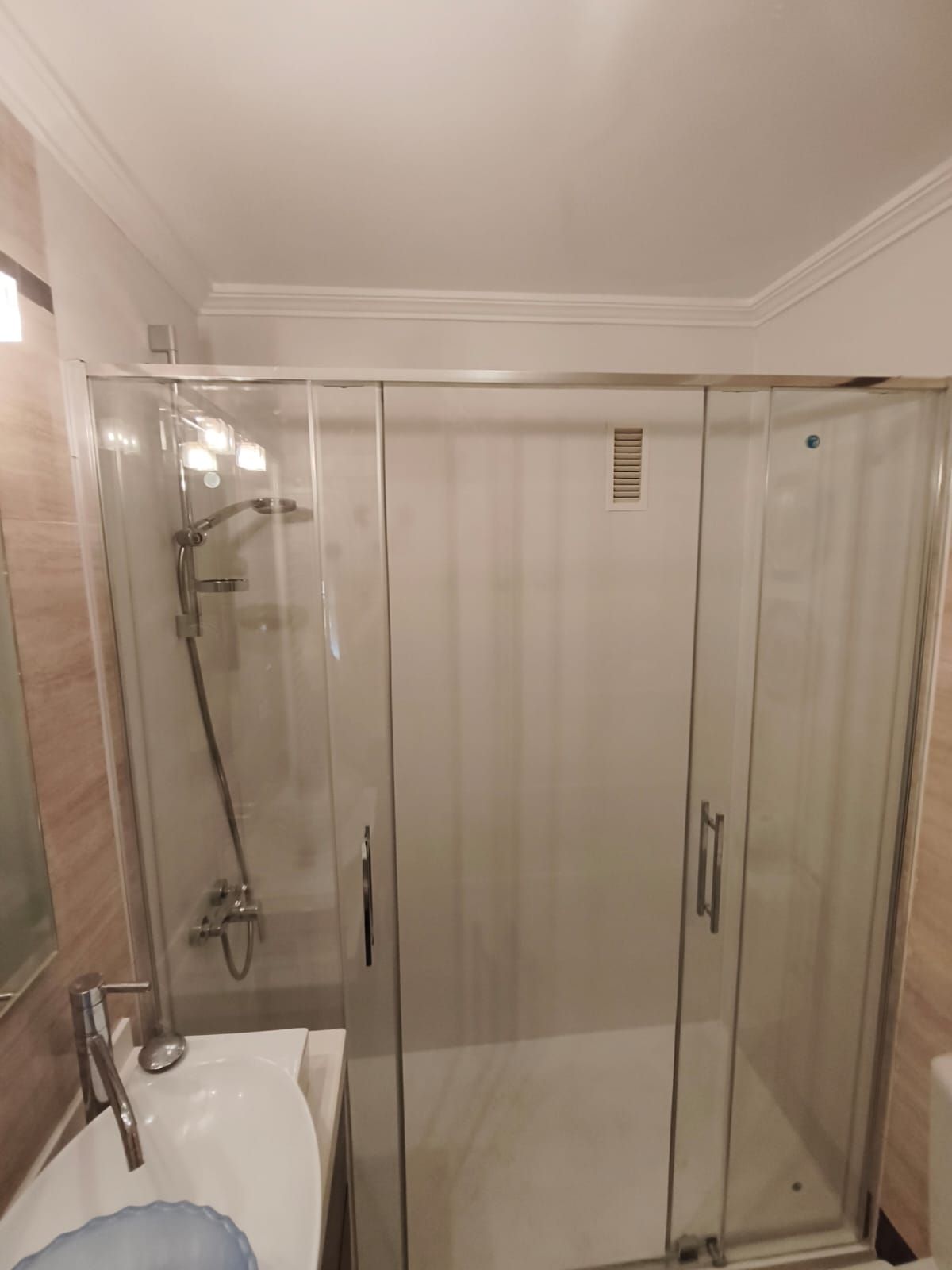 Reforma de baño con mampara de cristal en vivienda de Albacete, obra de DCELITE